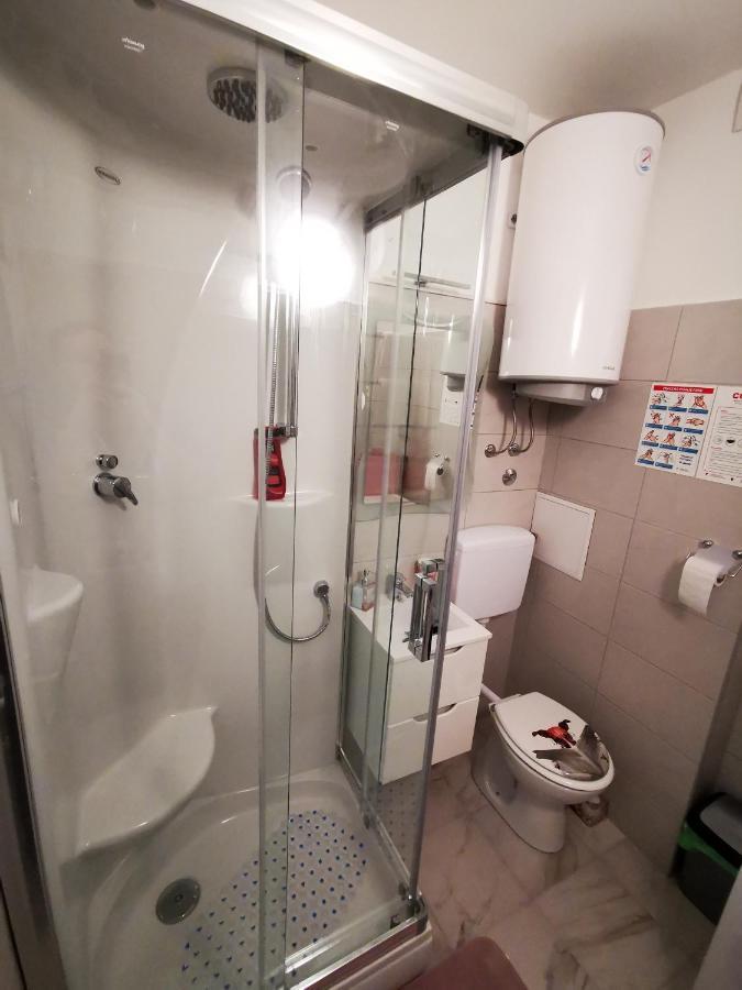 Ema Studio Apartman Karlovac Exteriör bild